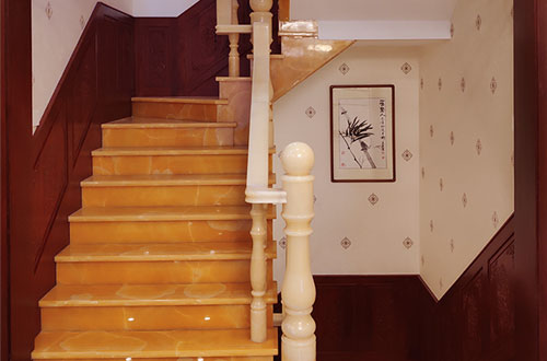 大岭山镇中式别墅室内汉白玉石楼梯的定制安装装饰效果